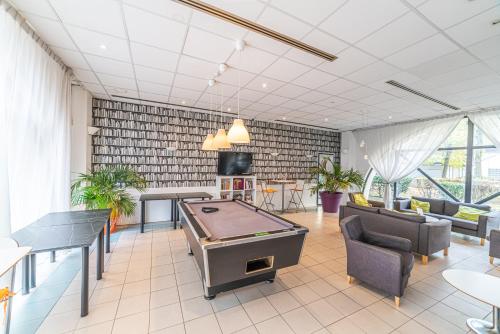 Courcouronnes蒙特珀埃夫里公寓式酒店的一间设有乒乓球桌的房间
