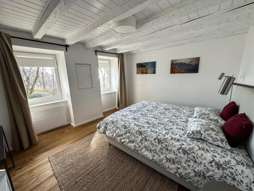 格兰瓦克斯Domaine du Deven Grandvaux的一间卧室设有一张床和一个窗口