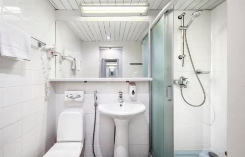 塔林赫斯特苏斯酒店的白色的浴室设有水槽和淋浴。