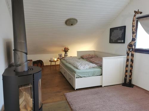 梅舍德Wohnung in idyllischem Örtchen的一间卧室配有一张床和一个壁炉