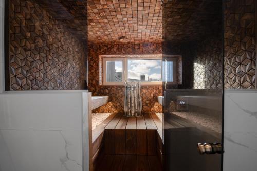 派尔努Posti villa的带浴缸、窗户和水槽的浴室