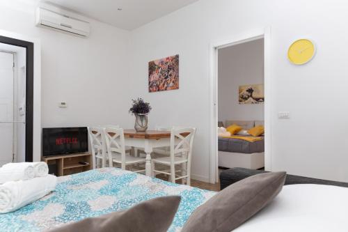 米兰Kandinsky - Exclusive Apartment的一间卧室设有一张床和一间用餐室