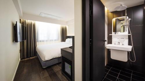 束草市Moyen Hotel的酒店客房设有床和水槽