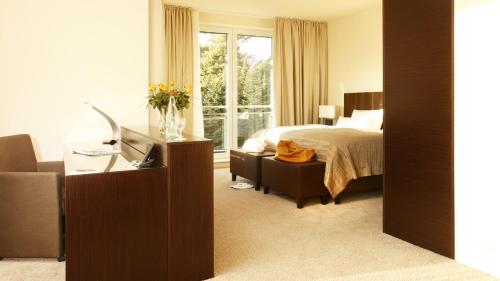 多特蒙德爱威Spa酒店的酒店客房设有床和窗户。