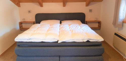 雷根Ferienhaus Pappenheimer的一张床上有两个枕头的床
