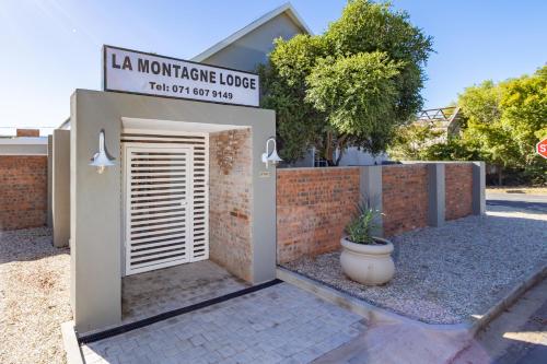 里比克堡La Montagne Lodge的房屋入口,上面有读抵押贷款小屋的标志