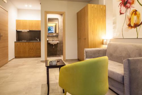 纳夫普利翁阿尼莫斯客房和公寓旅馆的客厅配有沙发和椅子