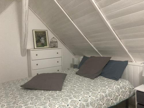 Varennes-lès-NarcyLogis côté Cour的一间卧室配有带2个枕头的床