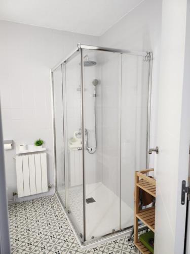 马德里Apartamento Madrid dBA3的浴室设有玻璃淋浴间,铺有瓷砖地板
