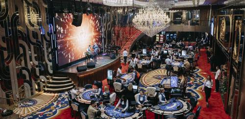 巴统Grand Bellagio Batumi Convention & Casino Hotel的一群坐在赌场桌子上的人