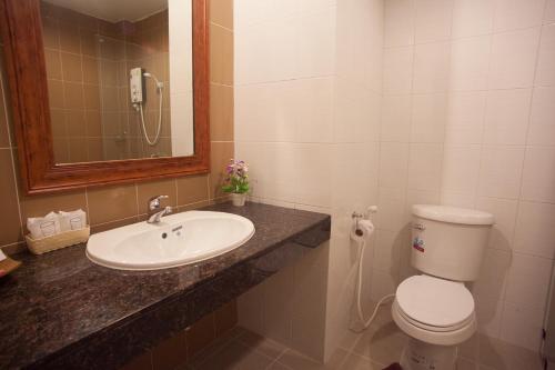 彭世洛莫瑞奇酒店的一间带水槽、卫生间和镜子的浴室