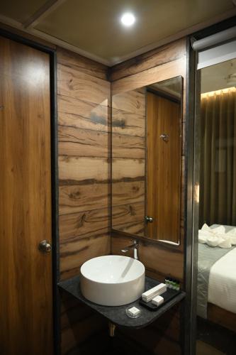 浦那Mango Leaf Lake Resort的一间带水槽和镜子的浴室