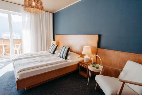 圣卡尼兹格雷夫酒店的一间卧室设有一张蓝色墙壁的大床