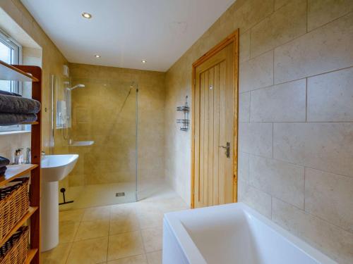 卡莱尔1 Bed in Carlisle 85163的带浴缸、淋浴和盥洗盆的浴室