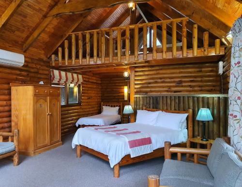 斯托姆勒菲齐齐卡马洛奇酒店的小木屋内一间卧室,配有两张床
