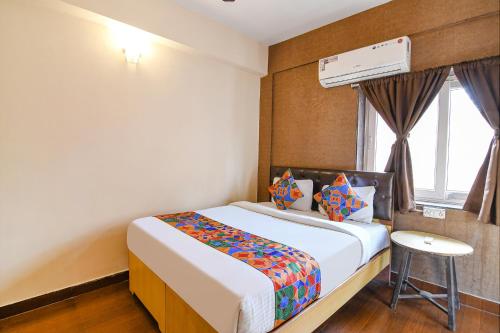 加尔各答FabExpress Krishna的一间卧室设有一张大床和一个窗户。