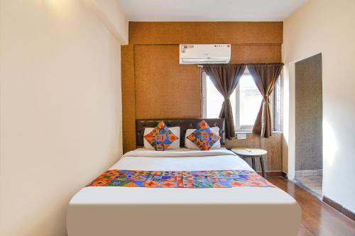 加尔各答FabExpress Krishna的一间卧室,卧室内配有一张大床