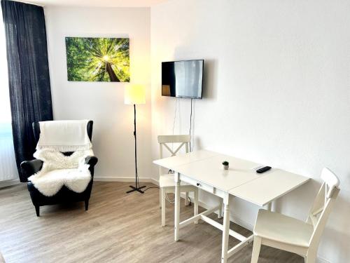 拉芬斯堡City Appartement Küche,Bad, Parken im Zentrum von Ravensburg的客厅配有白色桌子和椅子