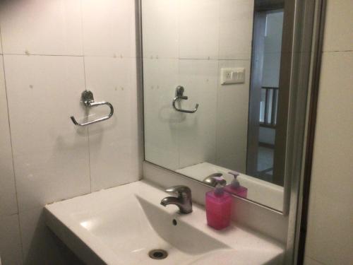 浦那IVY Studio的一间带水槽和镜子的浴室