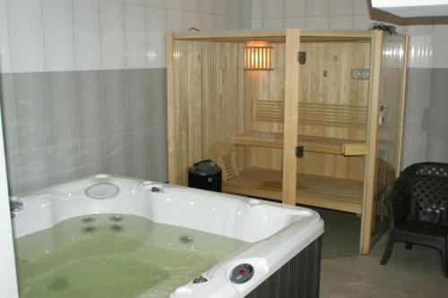 米泽德沃兹OWR Grażyna的室内装满水的浴缸