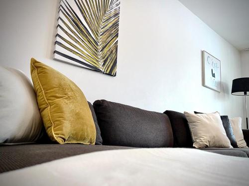 哥德堡Elegant Apartment In Lovely Location的客厅配有带金色枕头的沙发