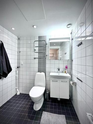 哥德堡Elegant Apartment In Lovely Location的白色的浴室设有卫生间和水槽。