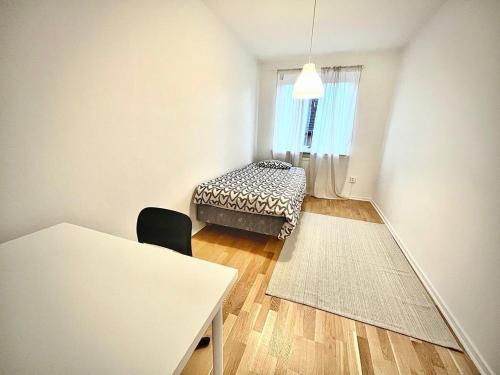 哥德堡Luxurious Apartment With Lovely View的客房设有床、桌子和窗户。