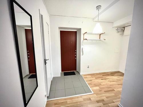 哥德堡Luxurious Apartment With Lovely View的一间空房间,带镜子和走廊