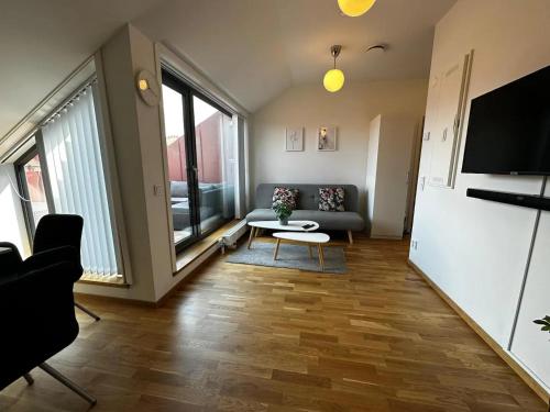 哥德堡Luxury Apartment With Private Terrace的客厅配有沙发和桌子