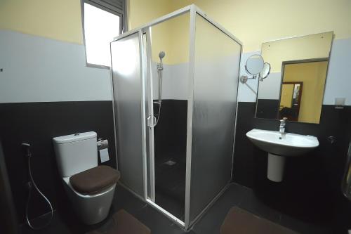 明内里耶Gunners Club的带淋浴、卫生间和盥洗盆的浴室