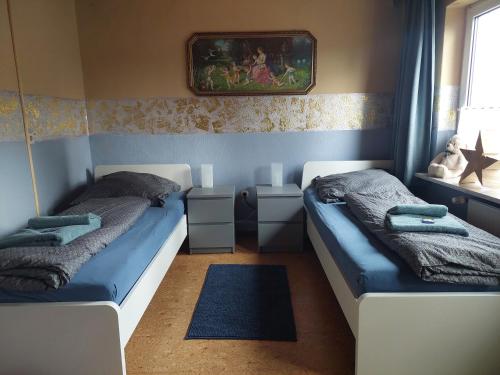 马兰迪Ferienwohnung的一间卧室设有两张单人床和一面镜子