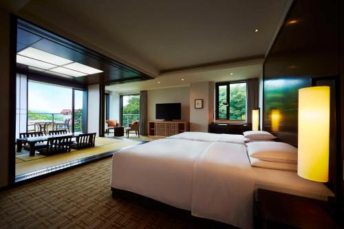 箱根箱根凯悦Spa度假酒店的一间带白色大床的卧室和一间客厅