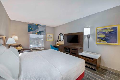 杰克逊杰克逊汉普顿套房酒店 的配有一张床和一张书桌的酒店客房