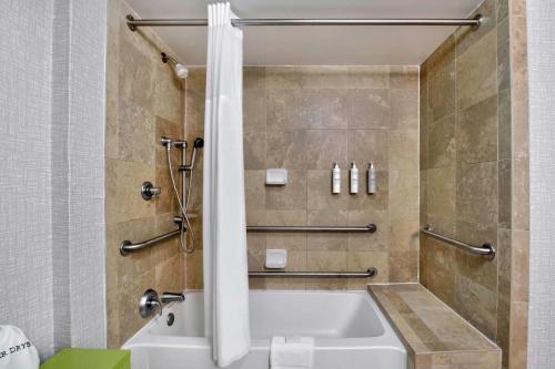 杰克逊杰克逊汉普顿套房酒店 的浴室配有白色浴缸和淋浴。