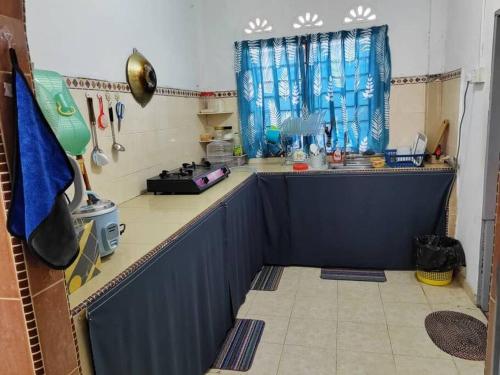 玻璃市港口Comfort Stay Kuala Perlis Wi-Fi Nexflix的厨房配有柜台和蓝色台面