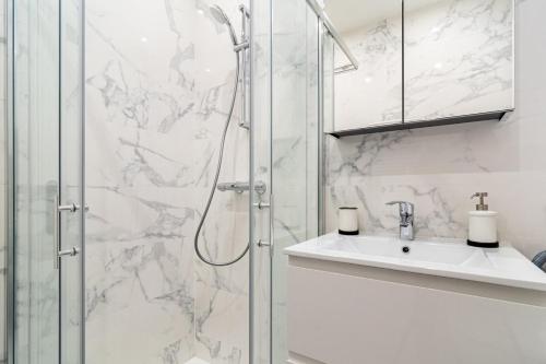 里尔Lille Centre - Nice cozy and functional ap的带淋浴和盥洗盆的白色浴室