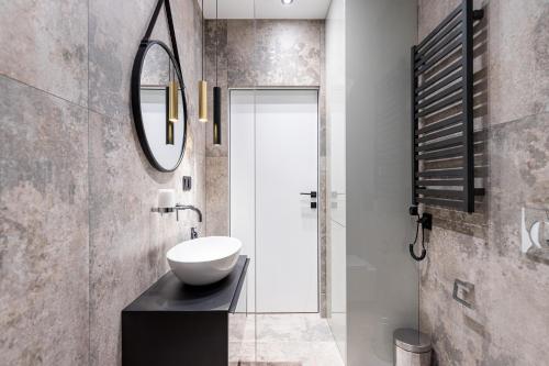 弗罗茨瓦夫Otyńska Point Apartamenty Prestige的一间带水槽和镜子的浴室