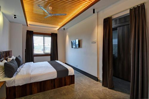 KhandagiriOYO Flagship Welcome Premium的一间卧室设有一张大床和一个窗户。