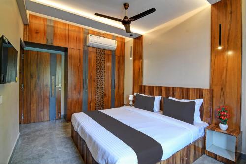 KhandagiriOYO Flagship Welcome Premium的一间卧室配有一张带木墙的大床
