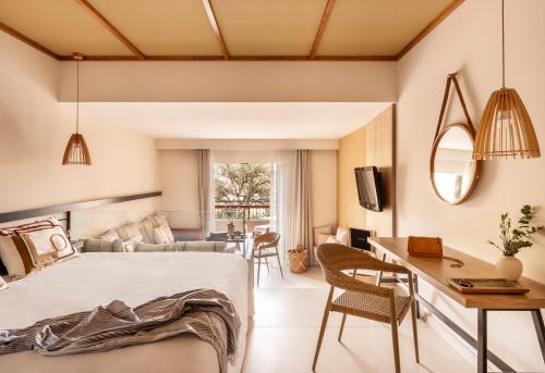 滨海托萨Zel Costa Brava的一间卧室设有一张床和一间客厅。