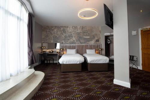 科比The Saxon Crown Wetherspoon的酒店客房配有两张床和一张书桌