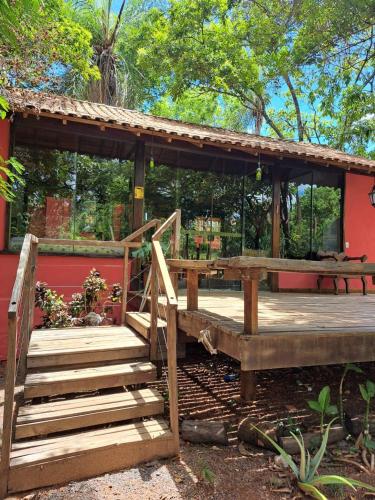博尼图Casa Rustica Dubanza的木甲板上设有野餐桌和长凳