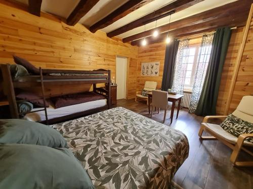 Blond拉弗拉姆比旅馆的小木屋内一间卧室,配有一张床