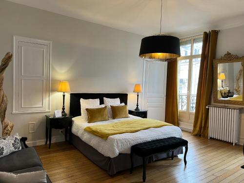 兰斯La Demeure des Sacres - Cathédrale的一间卧室配有一张带黄色毯子的大床