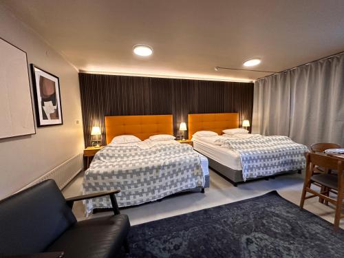 雷克雅未克云游客栈的酒店客房,设有两张床和一张沙发