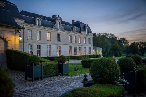 Courcelles-sur-Vesle科赛尔城堡酒店的前面设有花园的大房子
