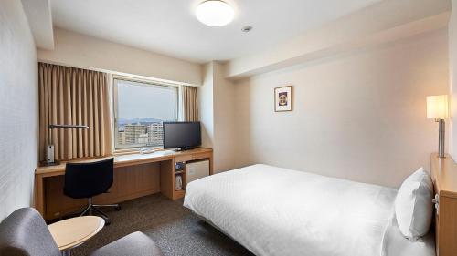 秋田大和鲁内秋田酒店的酒店客房配有一张床和一张带电脑的书桌