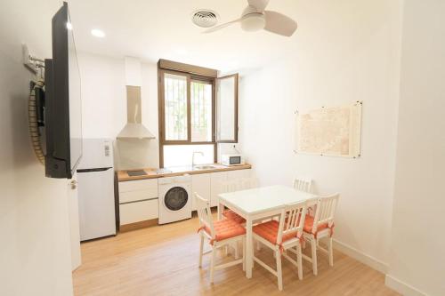 塞维利亚Apartamento a estrenar en San Bernardo的一间厨房,里面配有白色的桌子和椅子