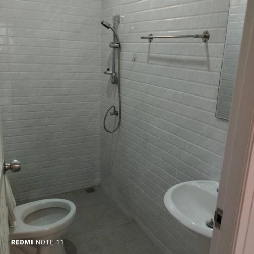北碧Bann Sukjai的一间带卫生间和水槽的浴室