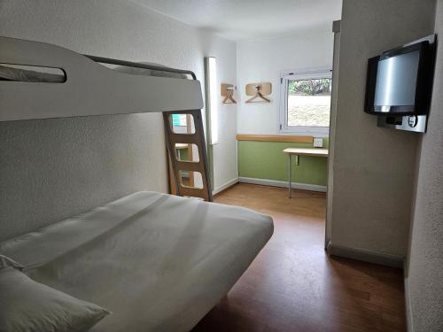 内尔斯普雷特SUN1 NELSPRUIT的一间卧室配有双层床和电视。